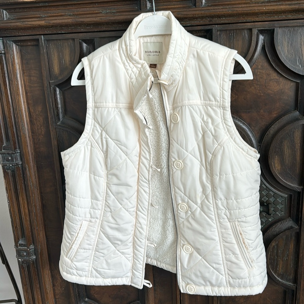 Sonoma ivory vest with fur inside size L in mint condition.